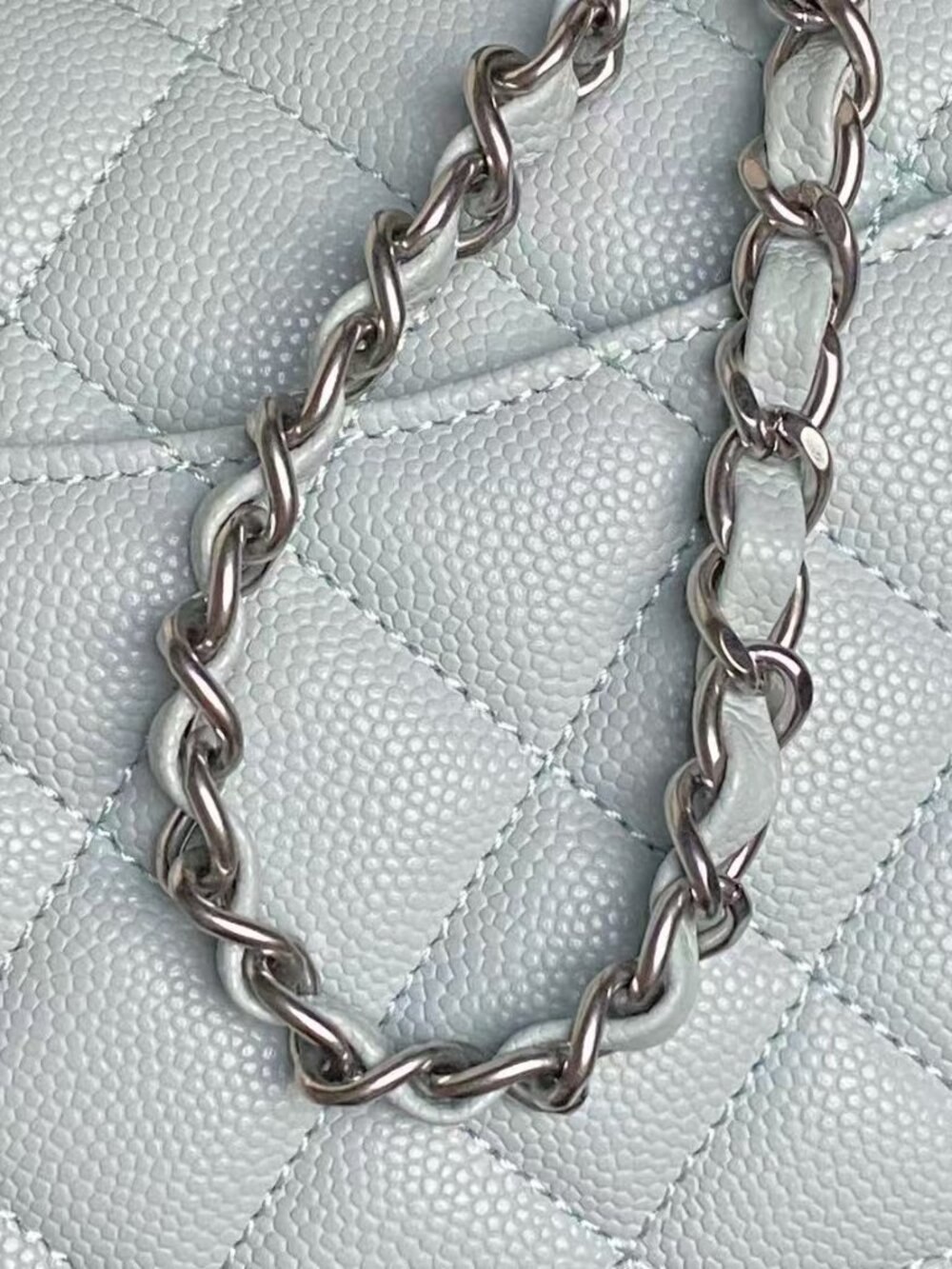 Classic CHANEL Bag: A Stylish and Versatile Choice for Elegance - Picture 6 of 6